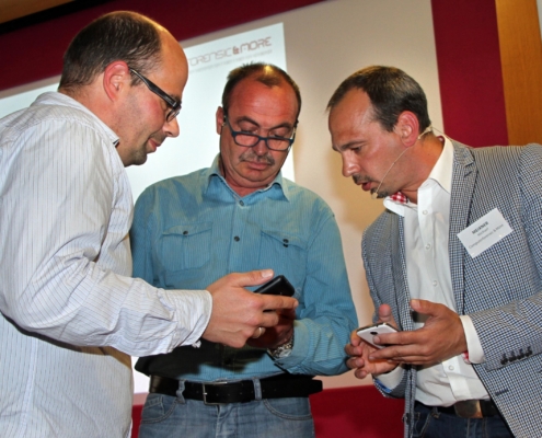 An zwei Freiwilligen zeigt Michael Meixner Abgriff von Handydaten